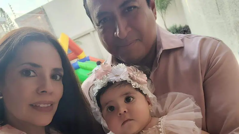 La festejada junto a sus padres.